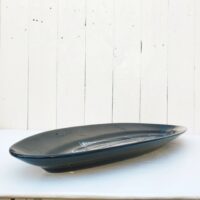 Grand et rare plat au poisson par Robert Picault à vallauris. Non signé mais répertorié. Un éclat au bout gauche. Bon état général. Dimensions : 63,5 x 23 cm
