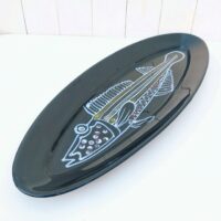 Grand et rare plat au poisson par Robert Picault à vallauris. Non signé mais répertorié. Un éclat au bout gauche. Bon état général. Dimensions : 63,5 x 23 cm
