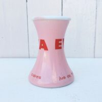 Porte paille publicitaire pour la marque de jus de fruit Eva En opaline rose. Excellent état. Hauteur : 10,5 cm