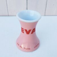 Porte paille publicitaire pour la marque de jus de fruit Eva En opaline rose. Excellent état. Hauteur : 10,5 cm