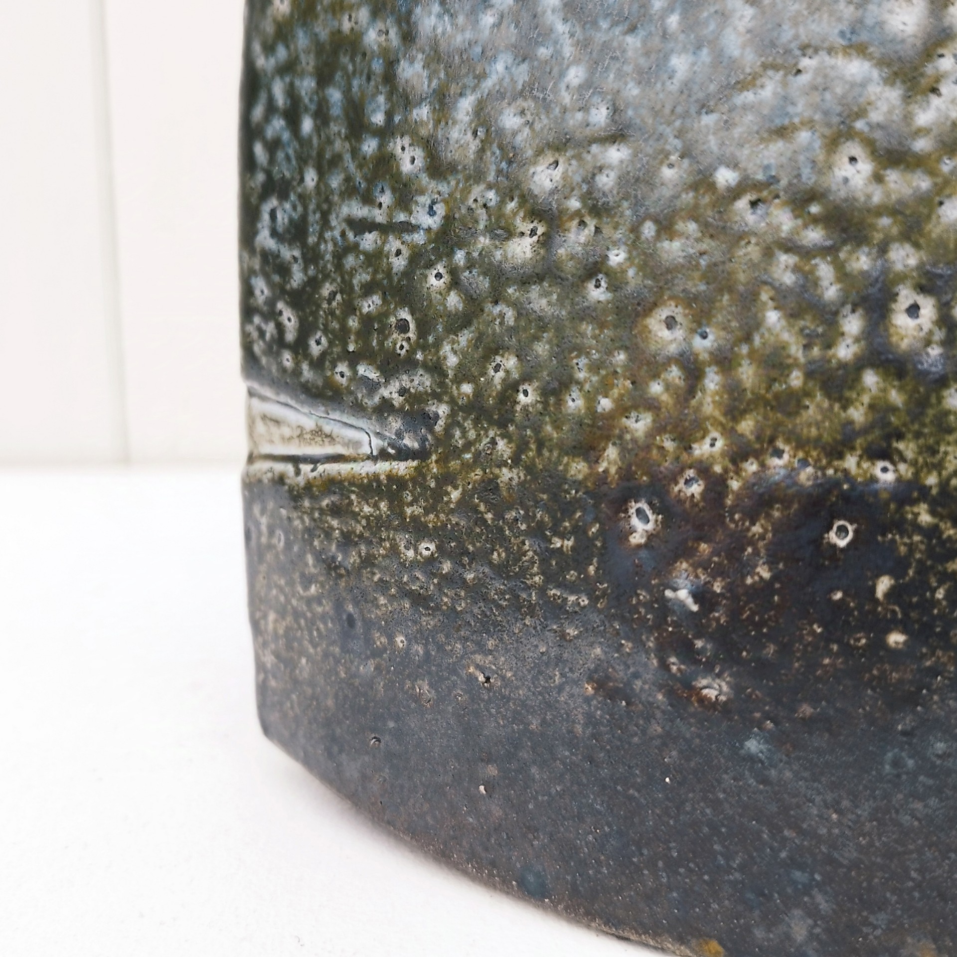 Vase soliflore architecturé en grés émaillé pyrité, signée Gustave Tiffoche à Guérande. Excellent état. Dimensions : 14 x 15 cm