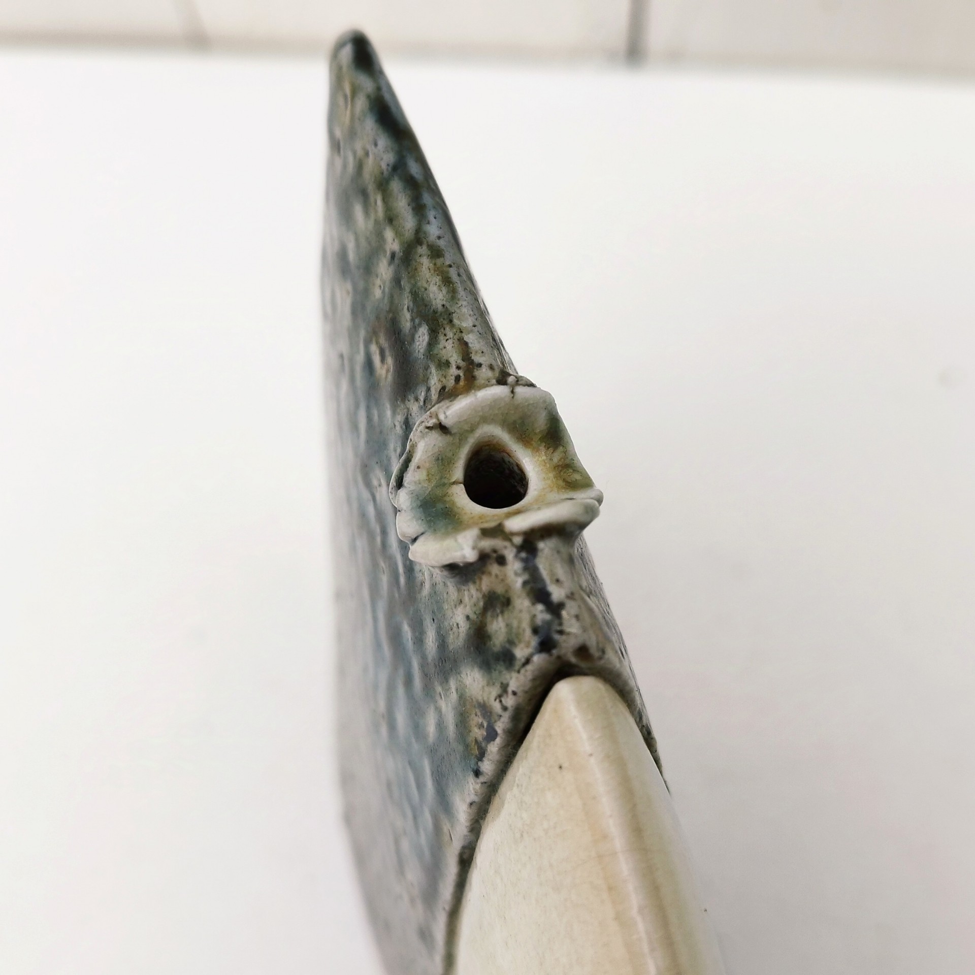 Vase soliflore architecturé en grés émaillé pyrité, signée Gustave Tiffoche à Guérande. Excellent état. Dimensions : 14 x 15 cm