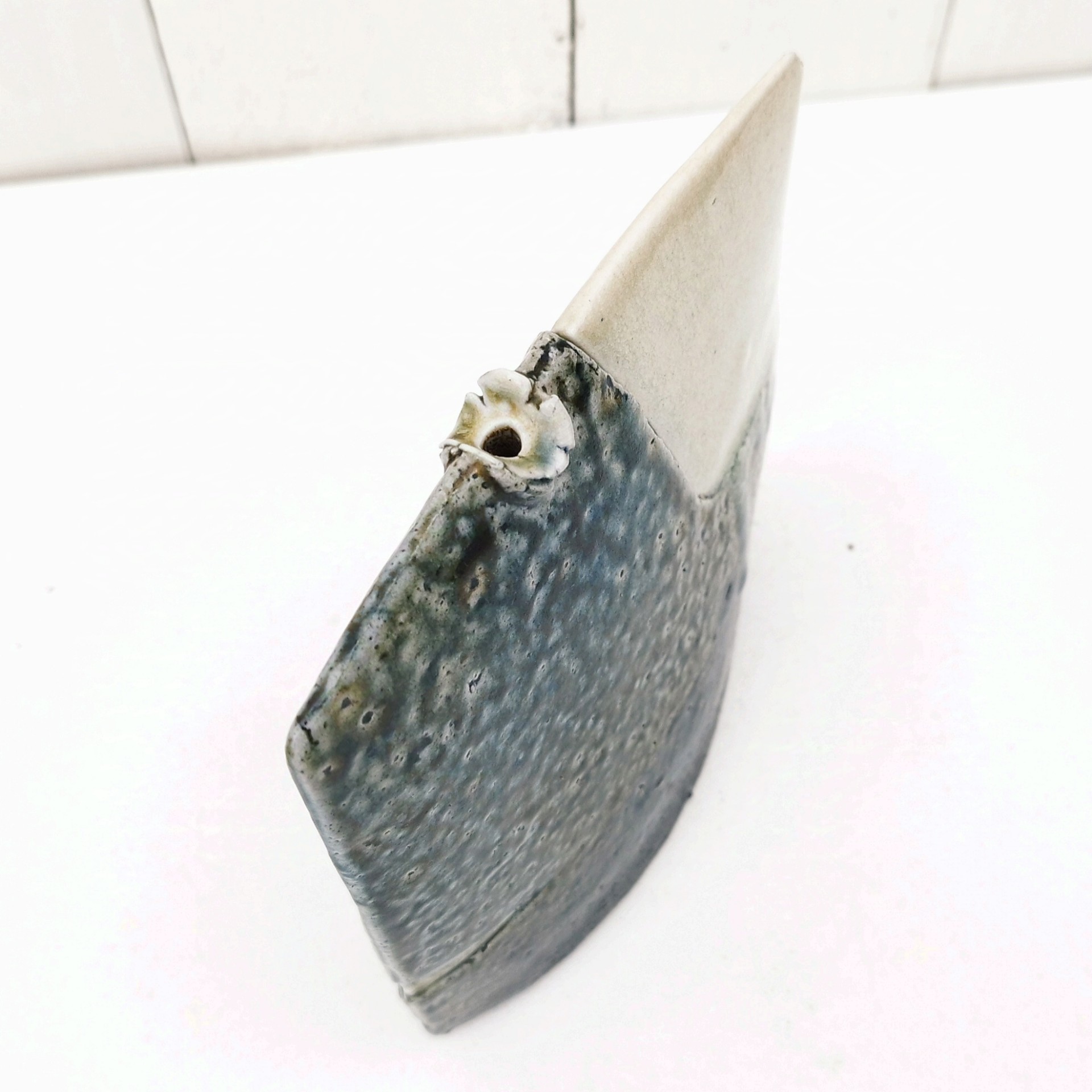 Vase soliflore architecturé en grés émaillé pyrité, signée Gustave Tiffoche à Guérande. Excellent état. Dimensions : 14 x 15 cm