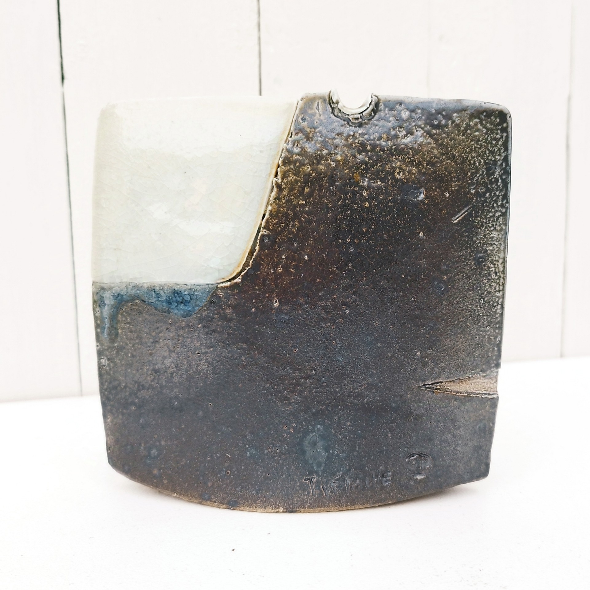 Vase soliflore architecturé en grés émaillé pyrité, signée Gustave Tiffoche à Guérande. Excellent état. Dimensions : 14 x 15 cm