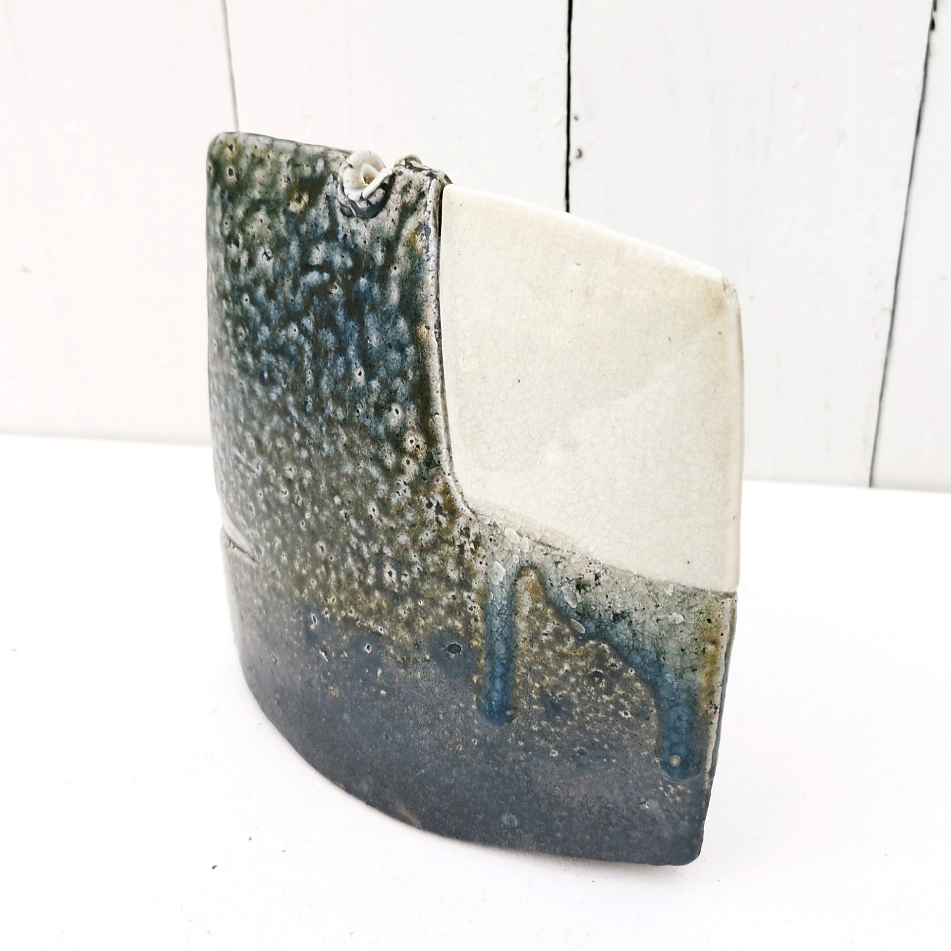 Vase soliflore architecturé en grés émaillé pyrité, signée Gustave Tiffoche à Guérande. Excellent état. Dimensions : 14 x 15 cm