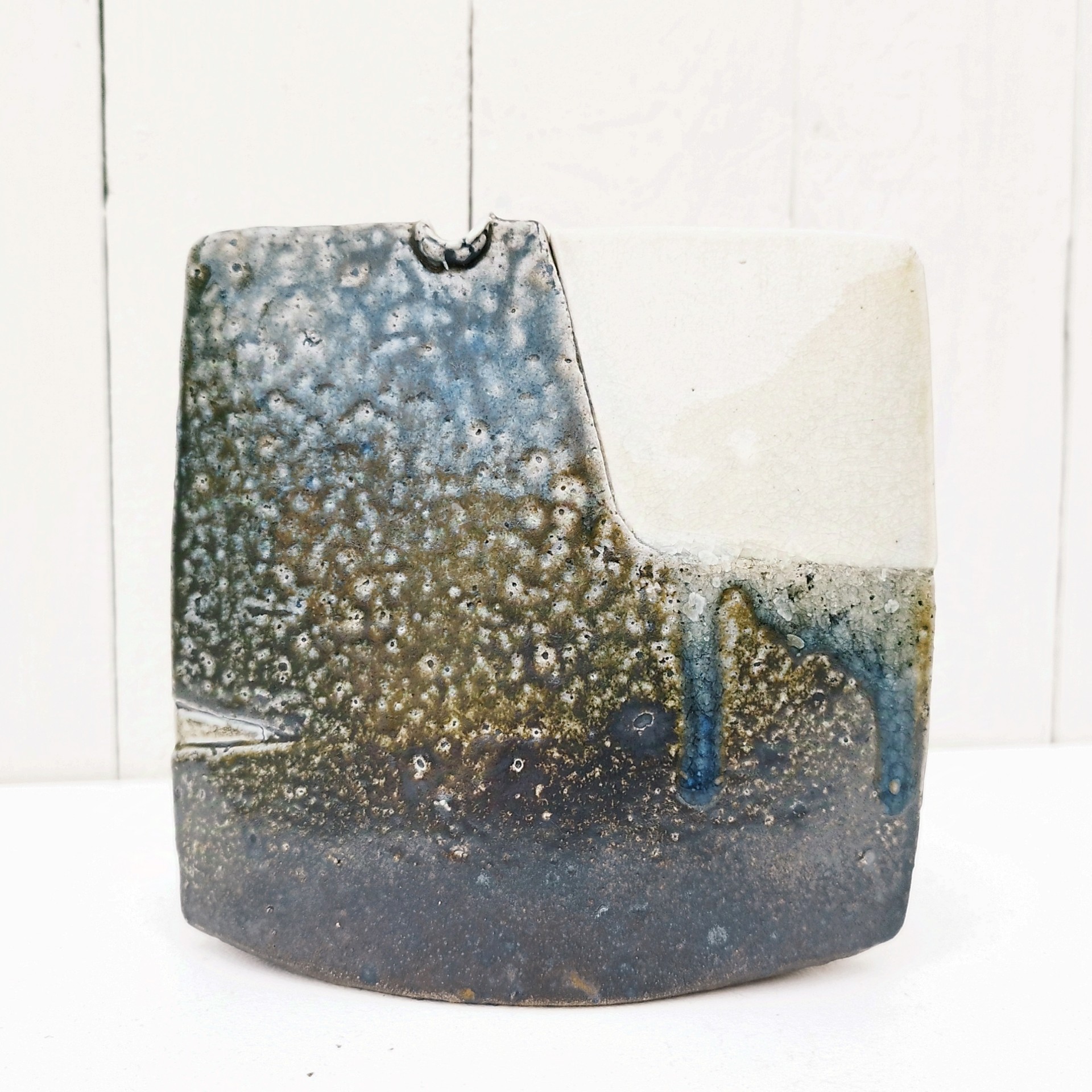 Vase soliflore architecturé en grés émaillé pyrité, signée Gustave Tiffoche à Guérande. Excellent état. Dimensions : 14 x 15 cm