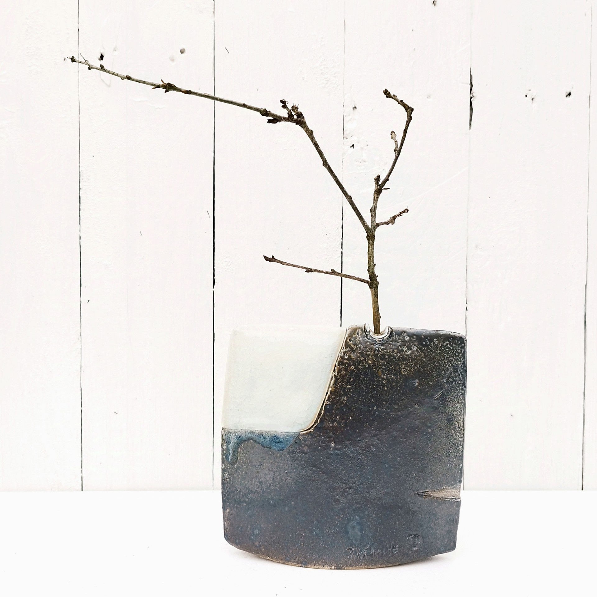 Vase soliflore architecturé en grés émaillé pyrité, signée Gustave Tiffoche à Guérande. Excellent état. Dimensions : 14 x 15 cm