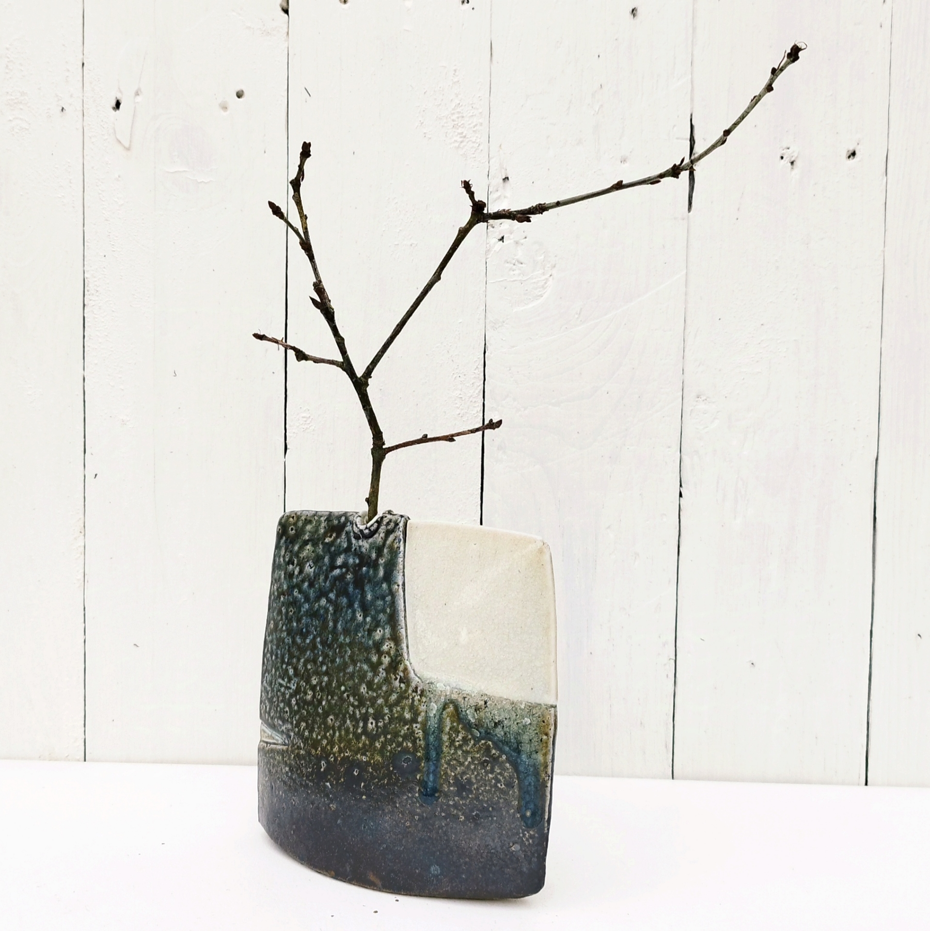 Vase soliflore architecturé en grés émaillé pyrité, signée Gustave Tiffoche à Guérande. Excellent état. Dimensions : 14 x 15 cm