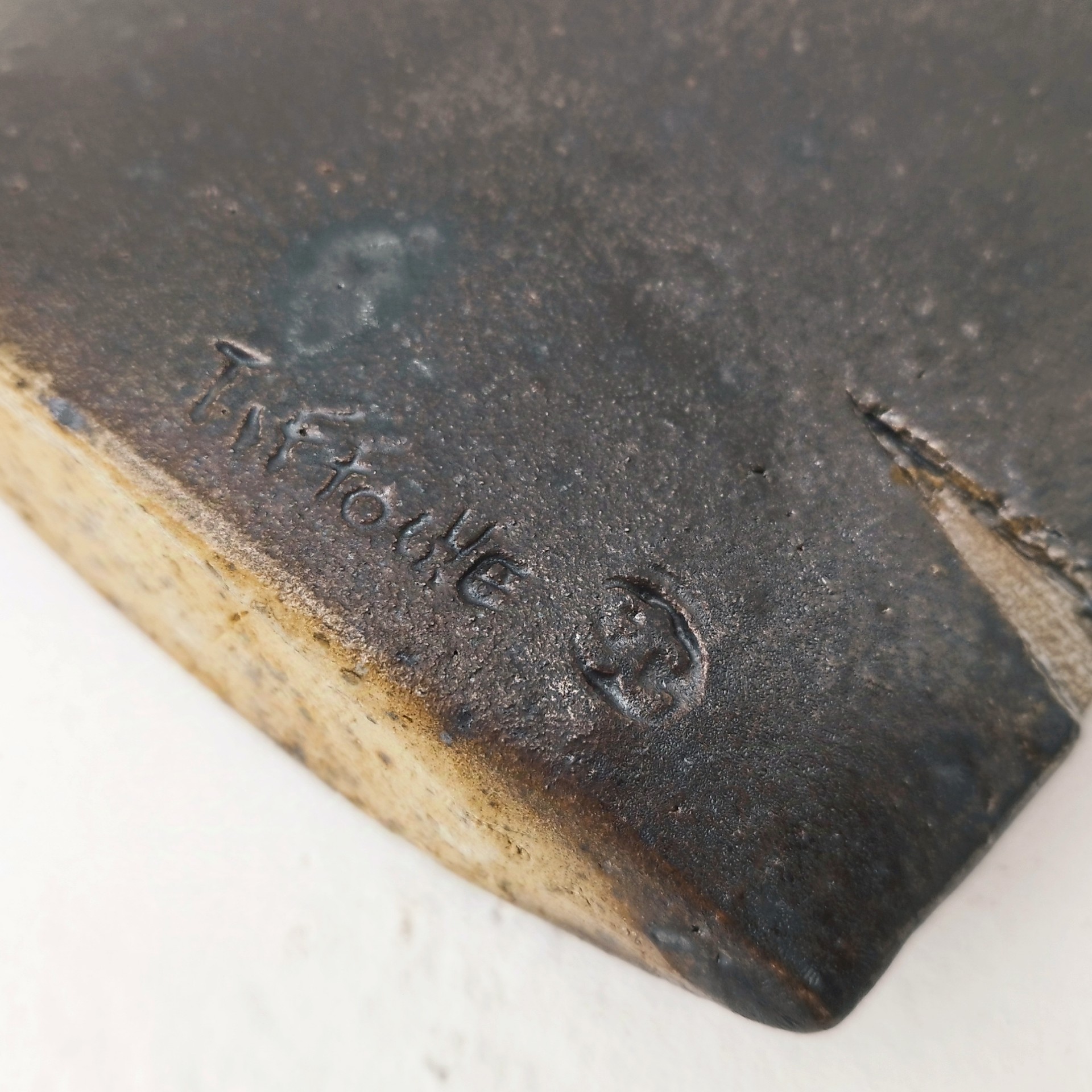 Vase soliflore architecturé en grés émaillé pyrité, signée Gustave Tiffoche à Guérande. Excellent état. Dimensions : 14 x 15 cm