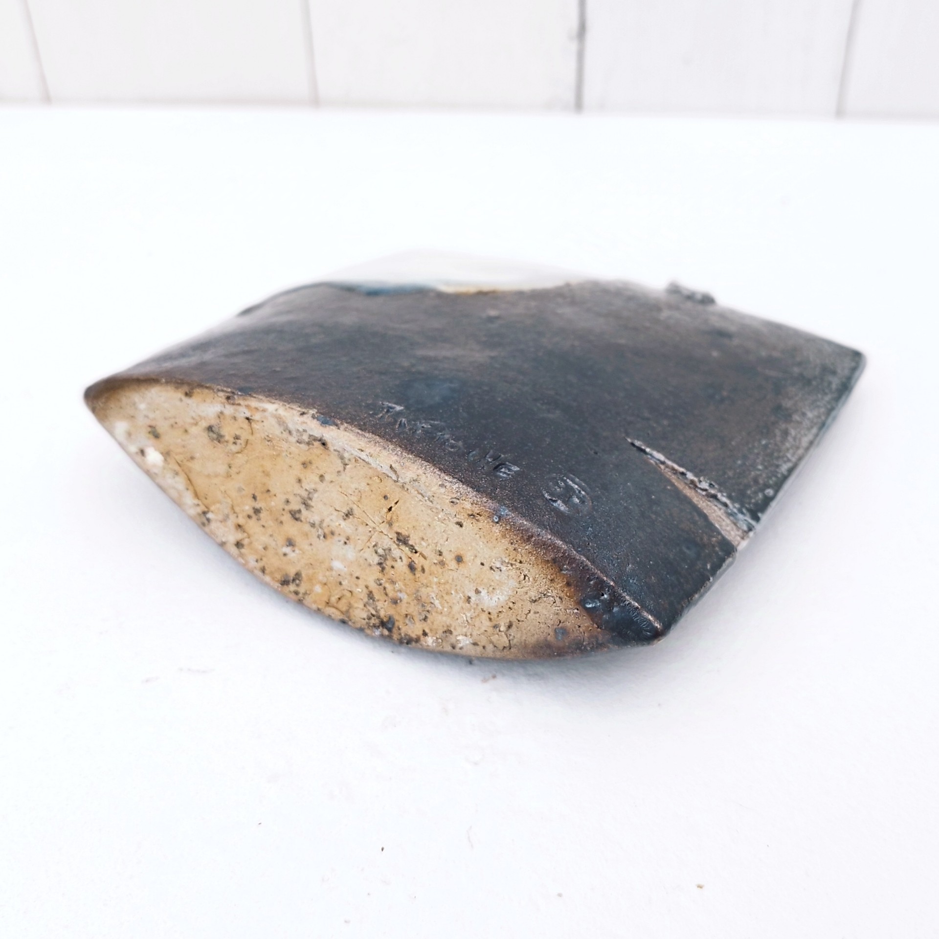 Vase soliflore architecturé en grés émaillé pyrité, signée Gustave Tiffoche à Guérande. Excellent état. Dimensions : 14 x 15 cm