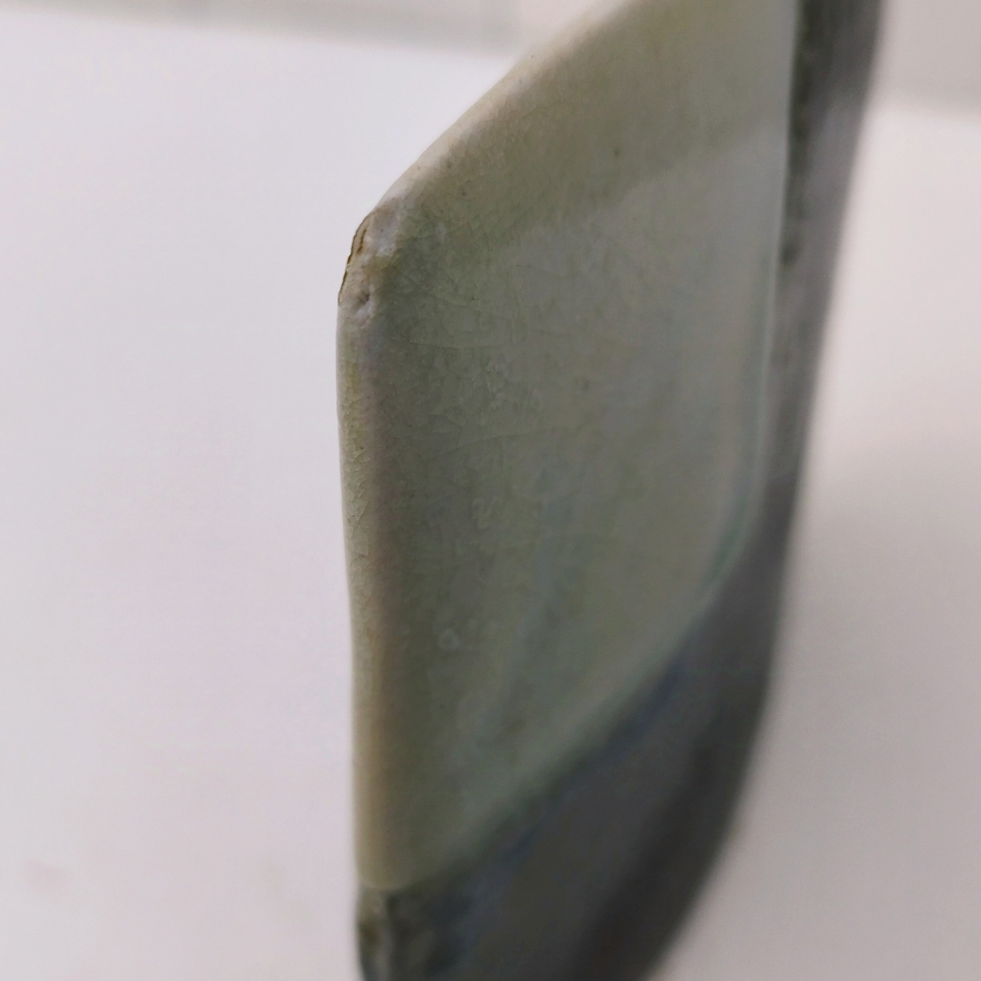 Vase soliflore architecturé en grés émaillé pyrité, signée Gustave Tiffoche à Guérande. Excellent état. Dimensions : 14 x 15 cm