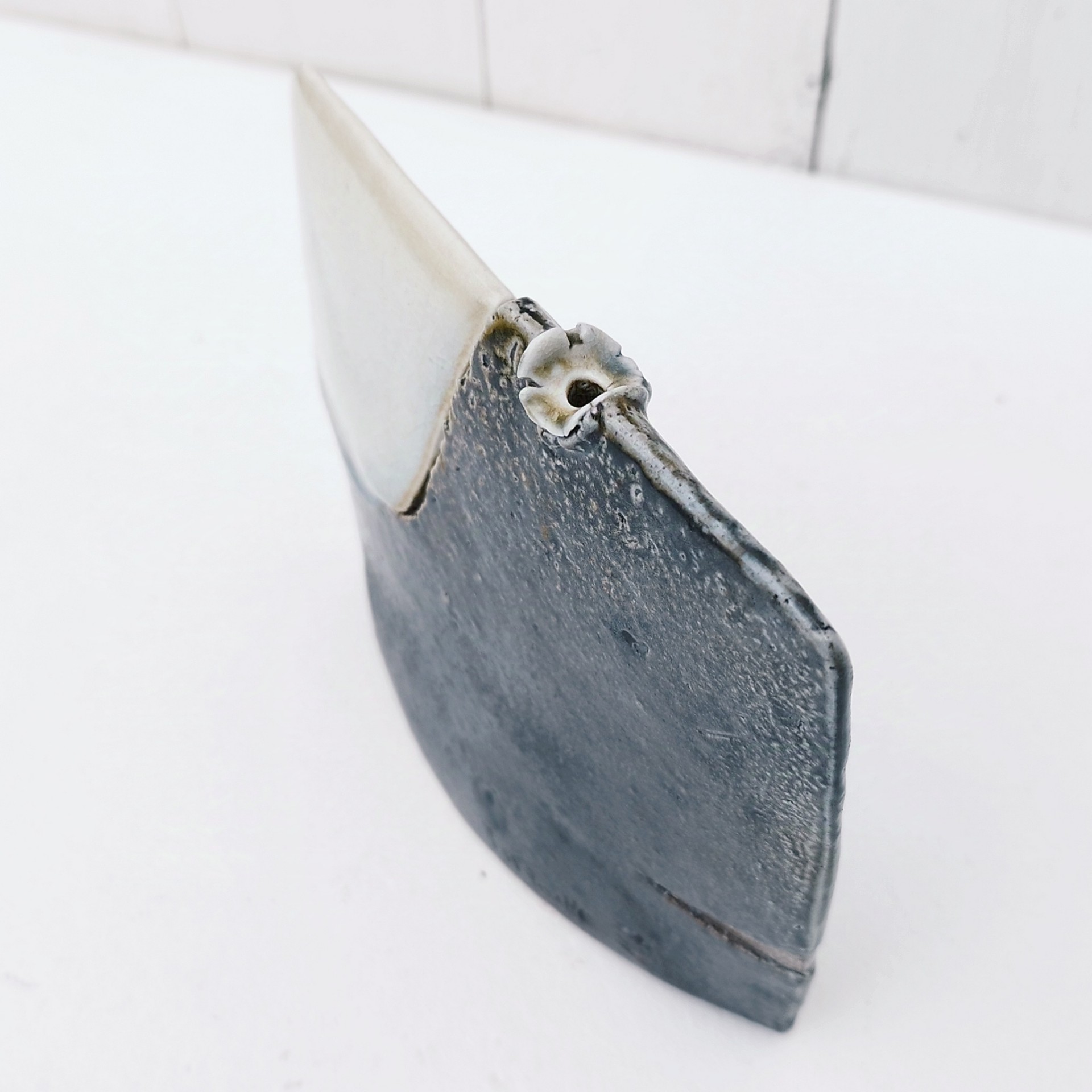 Vase soliflore architecturé en grés émaillé pyrité, signée Gustave Tiffoche à Guérande. Excellent état. Dimensions : 14 x 15 cm