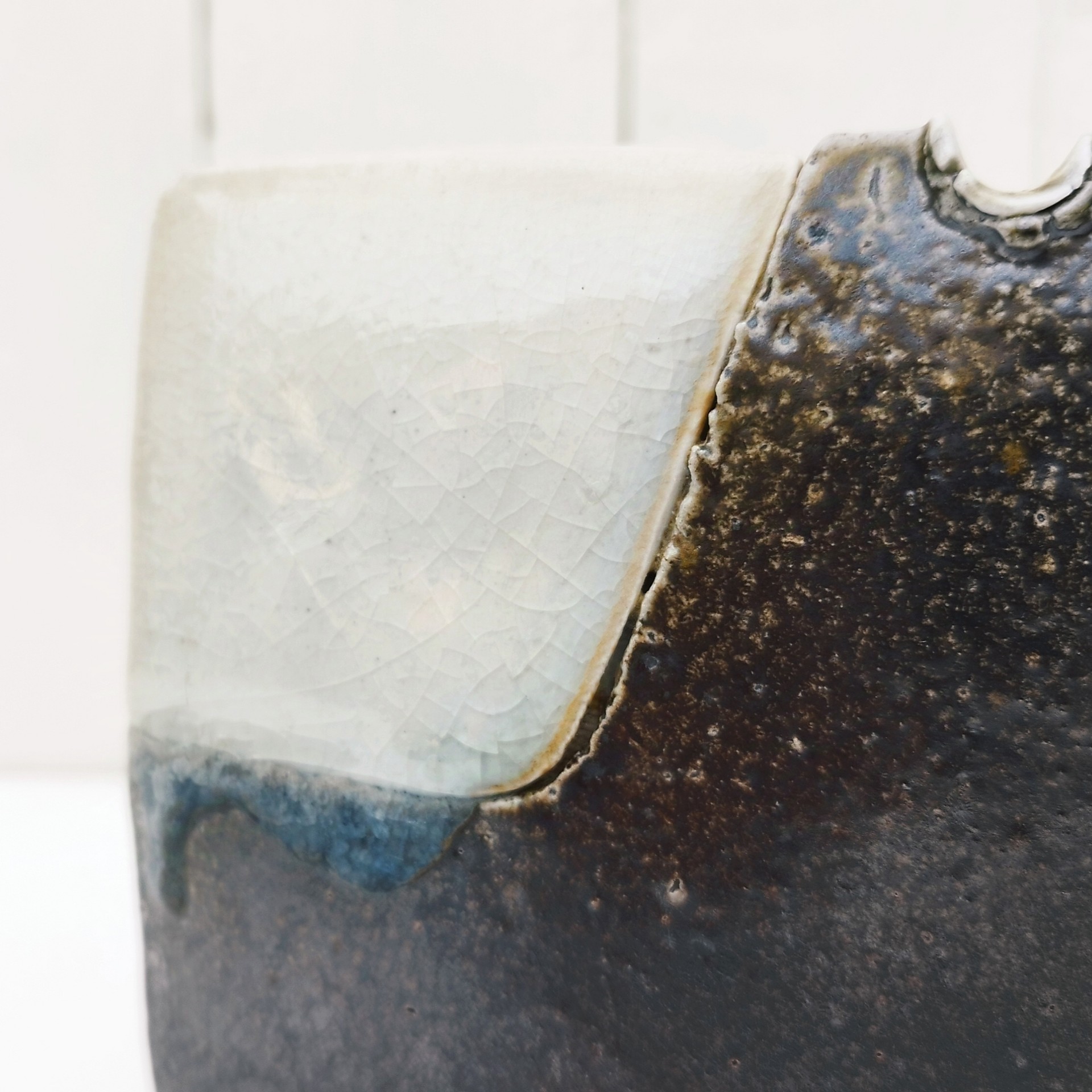 Vase soliflore architecturé en grés émaillé pyrité, signée Gustave Tiffoche à Guérande. Excellent état. Dimensions : 14 x 15 cm