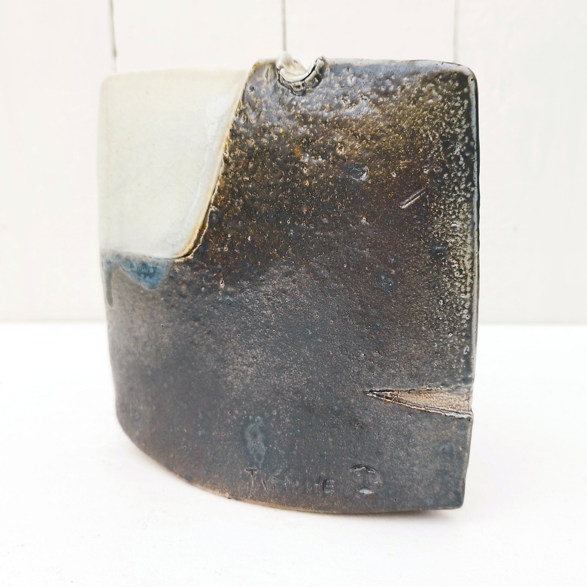 Vase soliflore architecturé en grés émaillé pyrité, signée Gustave Tiffoche à Guérande. Excellent état. Dimensions : 14 x 15 cm