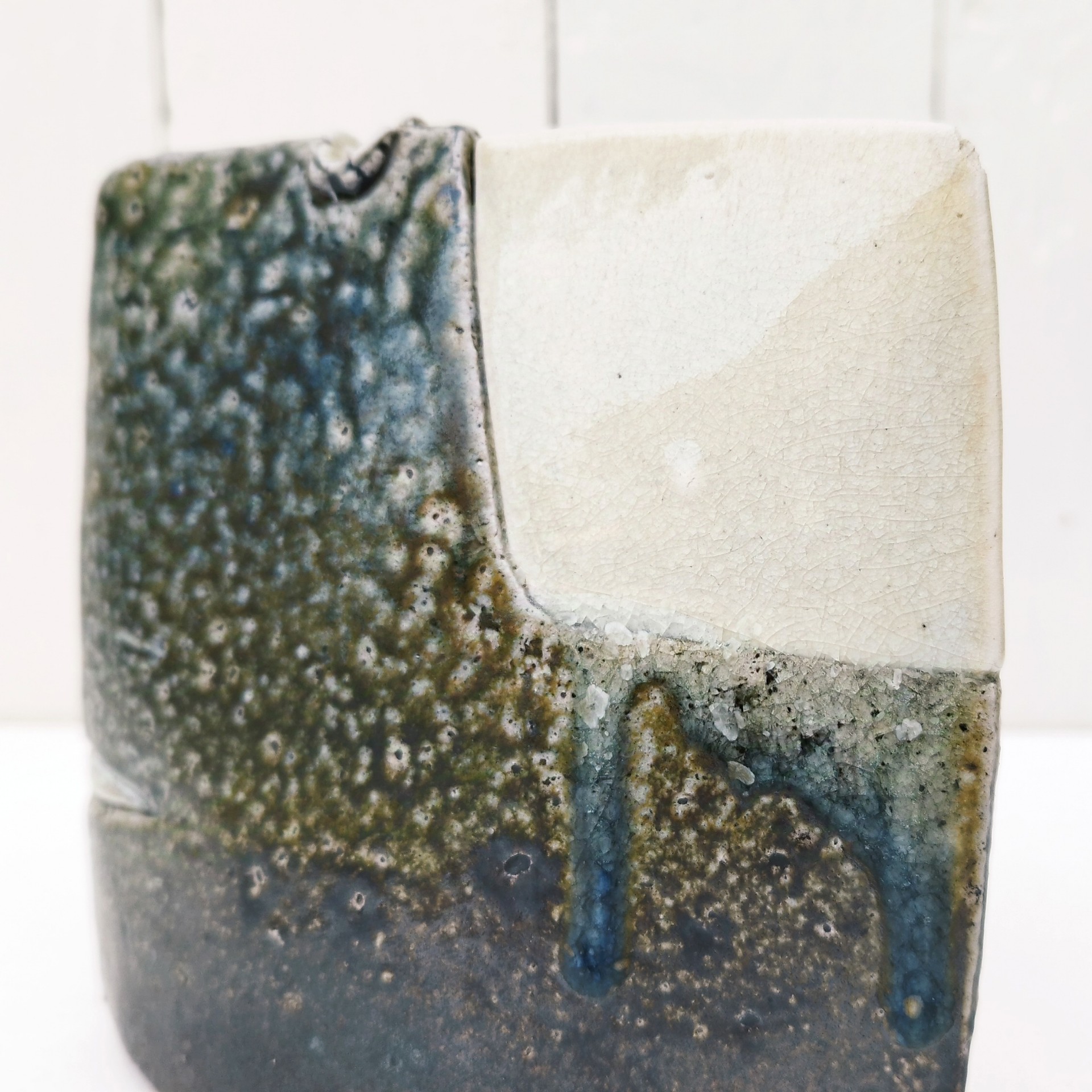 Vase soliflore architecturé en grés émaillé pyrité, signée Gustave Tiffoche à Guérande. Excellent état. Dimensions : 14 x 15 cm