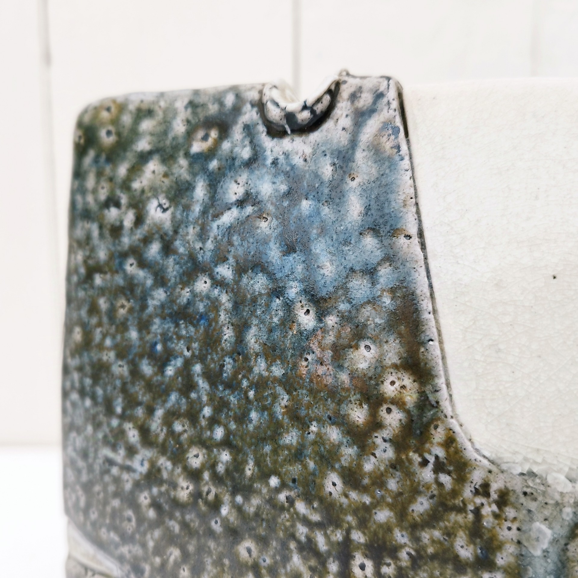 Vase soliflore architecturé en grés émaillé pyrité, signée Gustave Tiffoche à Guérande. Excellent état. Dimensions : 14 x 15 cm