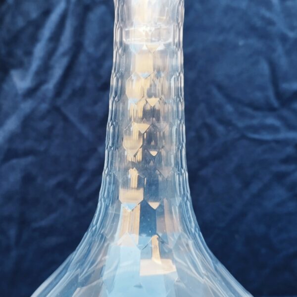 Carafe en cristal de baccarat a frise ciselée de coeurs , monogramme " L" sur le devant des verres, datant du début 19ème siècle. Bouchon n° 32 Traces de calcaire dans le fond de la carafe. Bon état Hauteur avec bouchon  : 31 cm