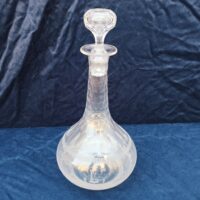 Carafe en cristal de baccarat a frise ciselée de coeurs , monogramme " L" sur le devant des verres, datant du début 19ème siècle. Bouchon n° 32 Traces de calcaire dans le fond de la carafe. Bon état Hauteur avec bouchon  : 31 cm