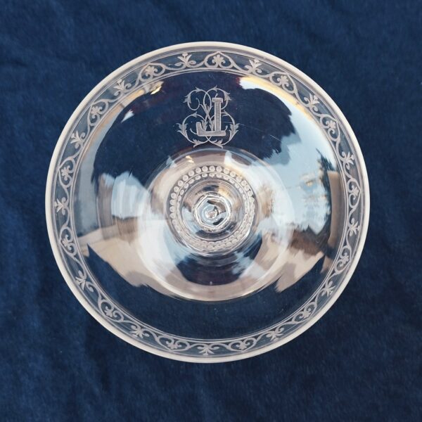 Sept coupes à champagne en cristal de baccarat a frise ciselée de coeurs , monogramme " L" sur le devant des verres. Verres datant du début 19ème siècle. Excellent état. Hauteur : 12 cm Diamètre : 10 cm