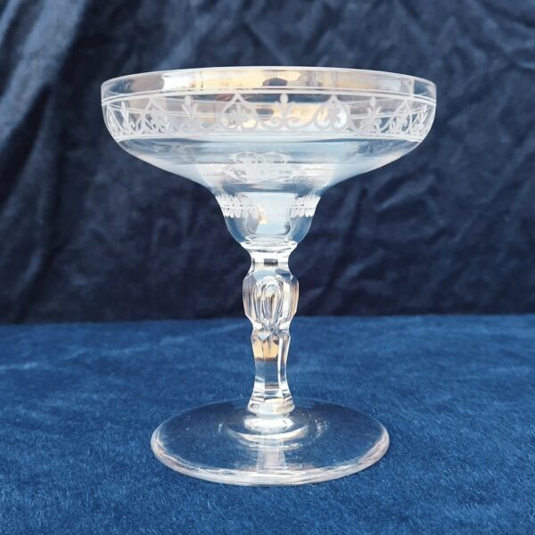 Sept coupes à champagne en cristal de baccarat a frise ciselée de coeurs , monogramme " L" sur le devant des verres. Verres datant du début 19ème siècle. Excellent état. Hauteur : 12 cm Diamètre : 10 cm