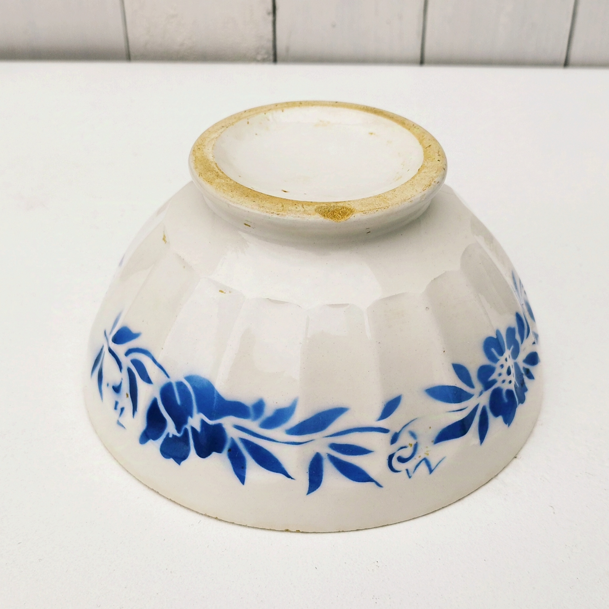 Grand bol en faïence, frise florale bleue Petites usures au col,  tâches et rayures à l'intérieur. Etat d'usage Hauteur : 9,5 cm Diamètre : 18 cm