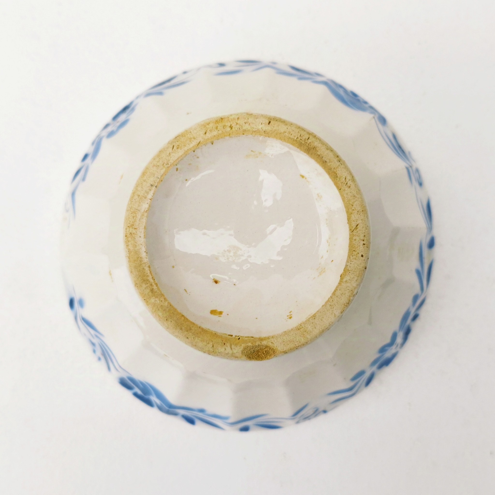 Grand bol en faïence, frise florale bleue Petites usures au col,  tâches et rayures à l'intérieur. Etat d'usage Hauteur : 9,5 cm Diamètre : 18 cm