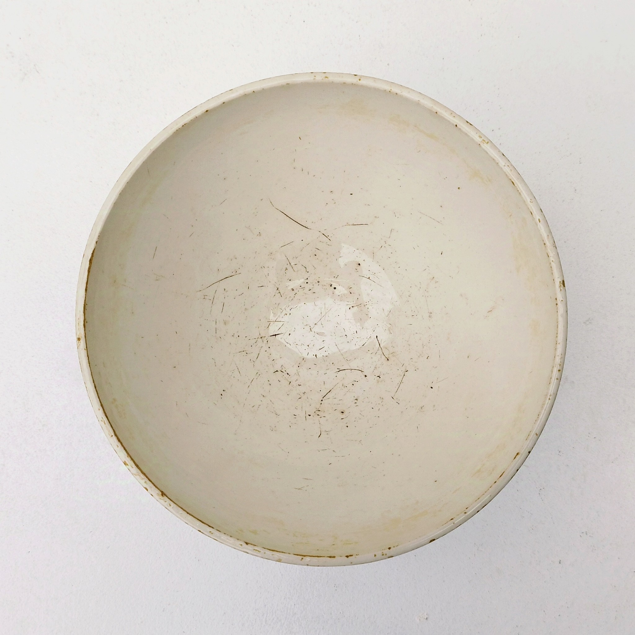 Grand bol en faïence, frise florale bleue Petites usures au col,  tâches et rayures à l'intérieur. Etat d'usage Hauteur : 9,5 cm Diamètre : 18 cm