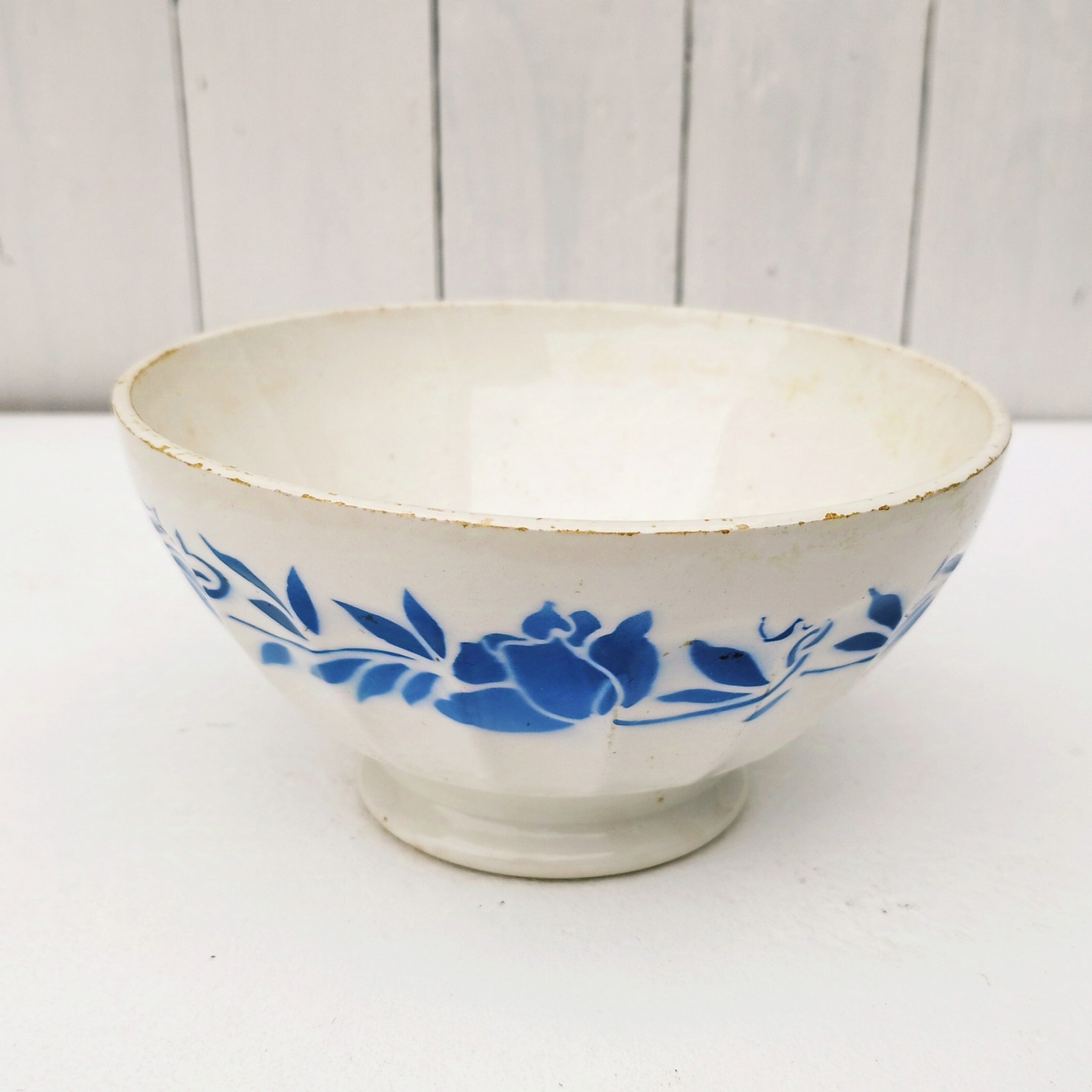 Grand bol en faïence, frise florale bleue Petites usures au col,  tâches et rayures à l'intérieur. Etat d'usage Hauteur : 9,5 cm Diamètre : 18 cm