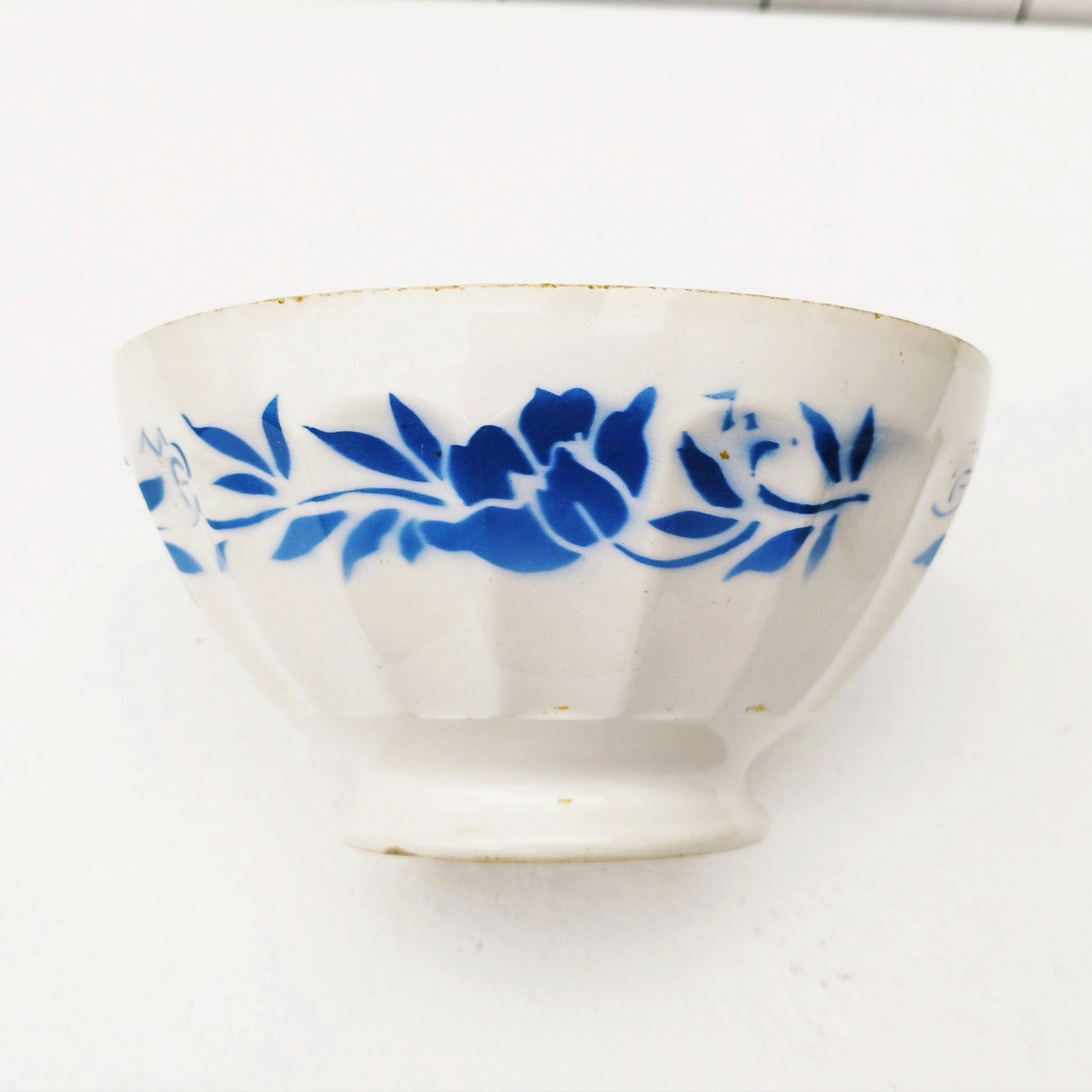 Grand bol en faïence, frise florale bleue Petites usures au col,  tâches et rayures à l'intérieur. Etat d'usage Hauteur : 9,5 cm Diamètre : 18 cm