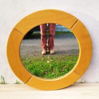 Miroir rond en frêne datant des années 70. Fait par un ébéniste dans les années 70, cette personne était sous le charme des production chapo et regain et a décidé de faire lui même son propre miroir. Il a utilisé du frêne et non de l'orme. Très bel ouvrage de qualité. Miroir au mercure ancien. Petites traces de piqûres sur le miroir, petites traces d'usage sur le bois. Bon état général. Diamètre extérieur : 82 cm Diamètre intérieur : 57,5 cm