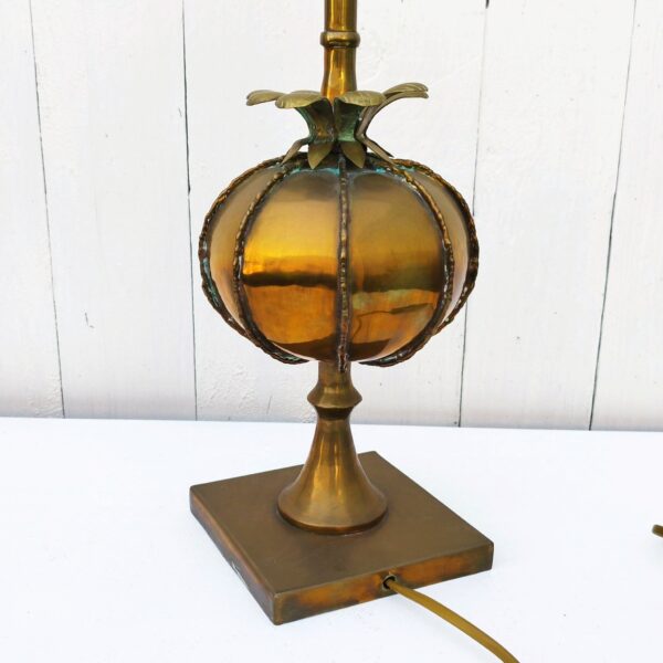 Lampe en laiton doré représentant une grenade ou une graine de pavot , de la maison jansen. Lampe non signé mais attribuée comme telle. Petites rayures d'usage. Electrification d'origine. Bon état général. Hauteur avec douille :  37 cm