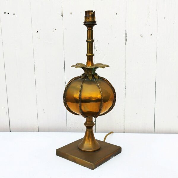 Lampe en laiton doré représentant une grenade ou une graine de pavot , de la maison jansen. Lampe non signé mais attribuée comme telle. Petites rayures d'usage. Electrification d'origine. Bon état général. Hauteur avec douille :  37 cm