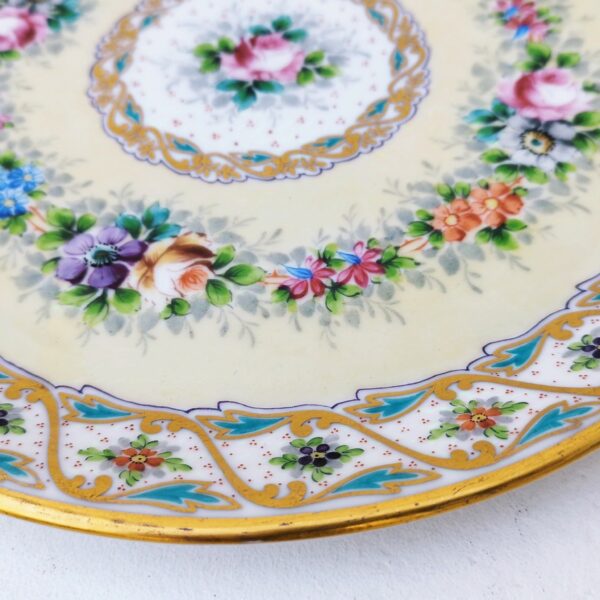 Plat à décor floral en porcelaine de Limoges, peint par P. Sirieix à Chamboulive en Corrèze . Petites usures de la dorure sans gravité Très bon état. Diamètre : 30 cm