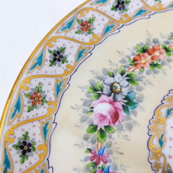 Plat à décor floral en porcelaine de Limoges, peint par P. Sirieix à Chamboulive en Corrèze . Petites usures de la dorure sans gravité Très bon état. Diamètre : 30 cm