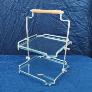 Serviteur muet de style art déco, structure en métal brossé, deux plateaux en verre amovible, une poignée en bois forme bambou. Des petites traces d'usage. Assez lourd. Très bon état. Hauteur avec poignée : 39 cm Dimensions : 27 x 33 cm