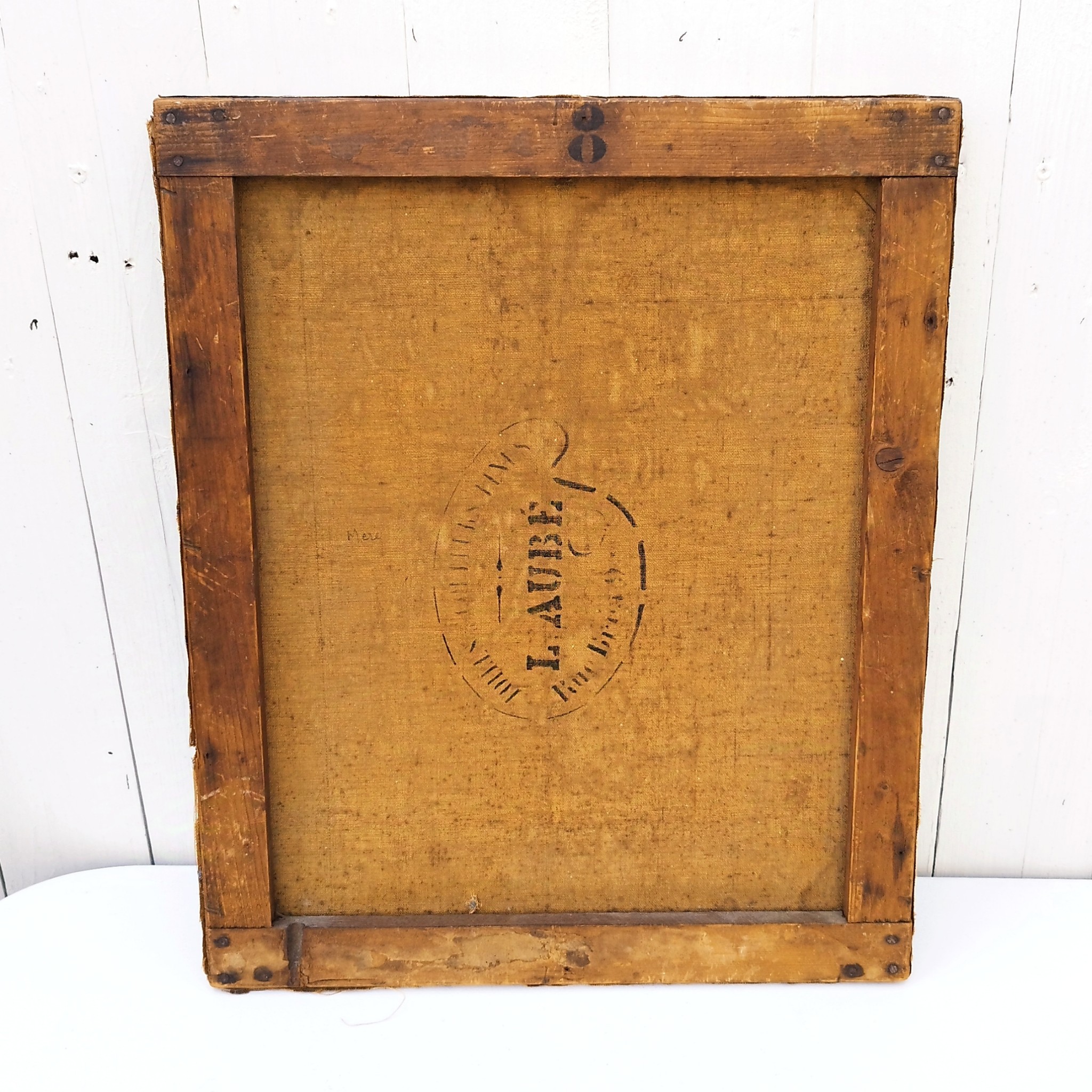 Huile sur toile représentant un bouquet de lilas bi-colore dans un vase en verre bleu. Signature Joseph Coulpier. Daté de 1903. Une petit nettoyage à prévoir. Un petit trou dans la toile sur le bas droit du vase. Etat d'usage Dimensions : 46 x 38 cm