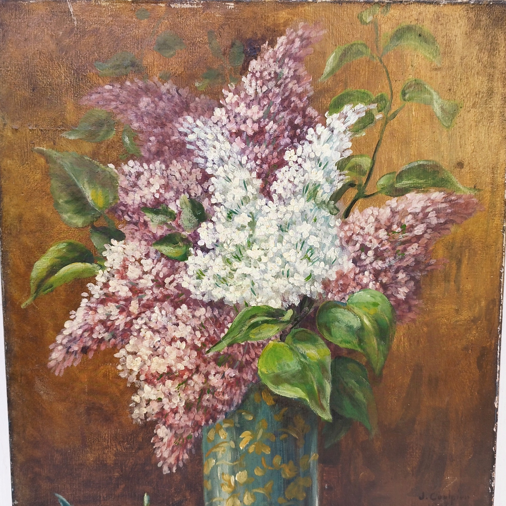 Huile sur toile représentant un bouquet de lilas bi-colore dans un vase en verre bleu. Signature Joseph Coulpier. Daté de 1903. Une petit nettoyage à prévoir. Un petit trou dans la toile sur le bas droit du vase. Etat d'usage Dimensions : 46 x 38 cm