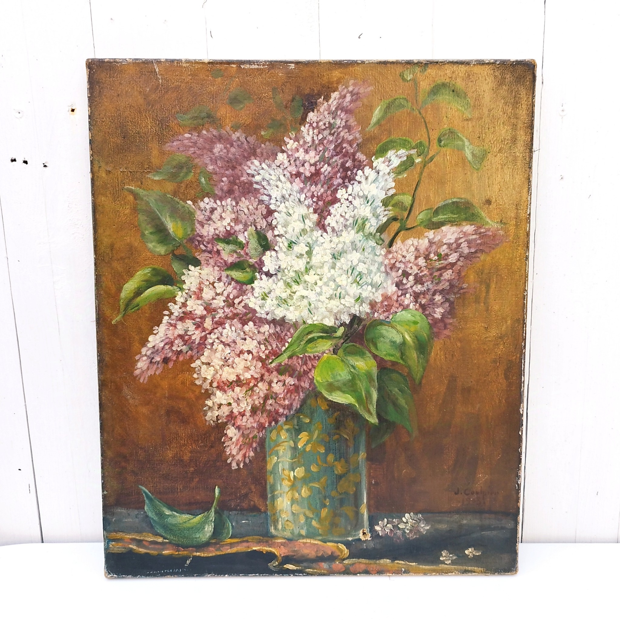 Huile sur toile représentant un bouquet de lilas bi-colore dans un vase en verre bleu. Signature Joseph Coulpier. Daté de 1903. Une petit nettoyage à prévoir. Un petit trou dans la toile sur le bas droit du vase. Etat d'usage Dimensions : 46 x 38 cm