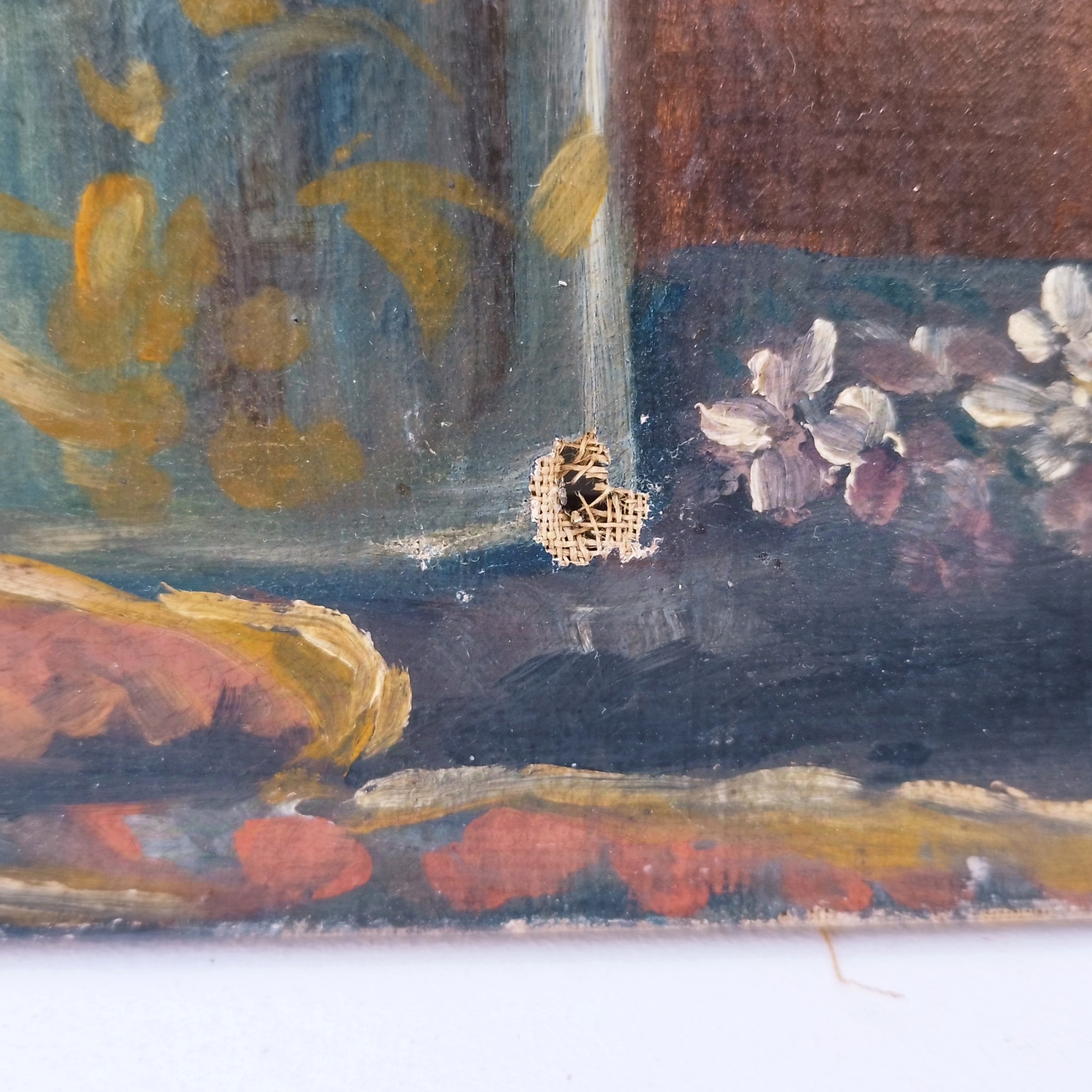 Huile sur toile représentant un bouquet de lilas bi-colore dans un vase en verre bleu. Signature Joseph Coulpier. Daté de 1903. Une petit nettoyage à prévoir. Un petit trou dans la toile sur le bas droit du vase. Etat d'usage Dimensions : 46 x 38 cm