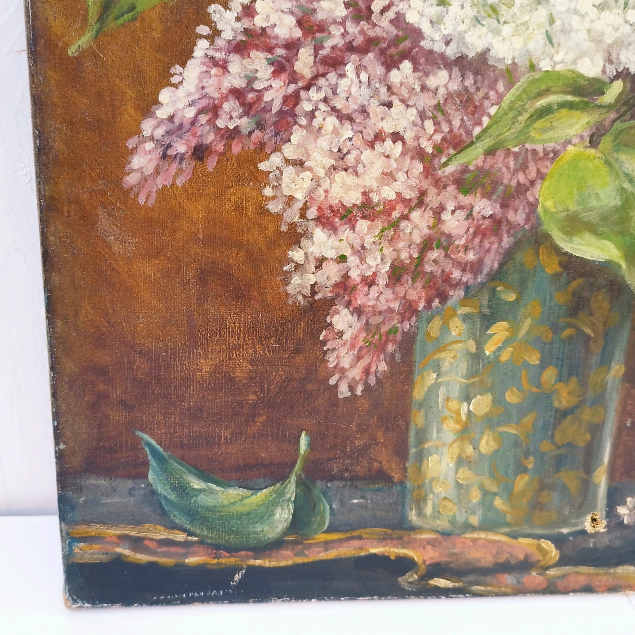 Huile sur toile représentant un bouquet de lilas bi-colore dans un vase en verre bleu. Signature Joseph Coulpier. Daté de 1903. Une petit nettoyage à prévoir. Un petit trou dans la toile sur le bas droit du vase. Etat d'usage Dimensions : 46 x 38 cm