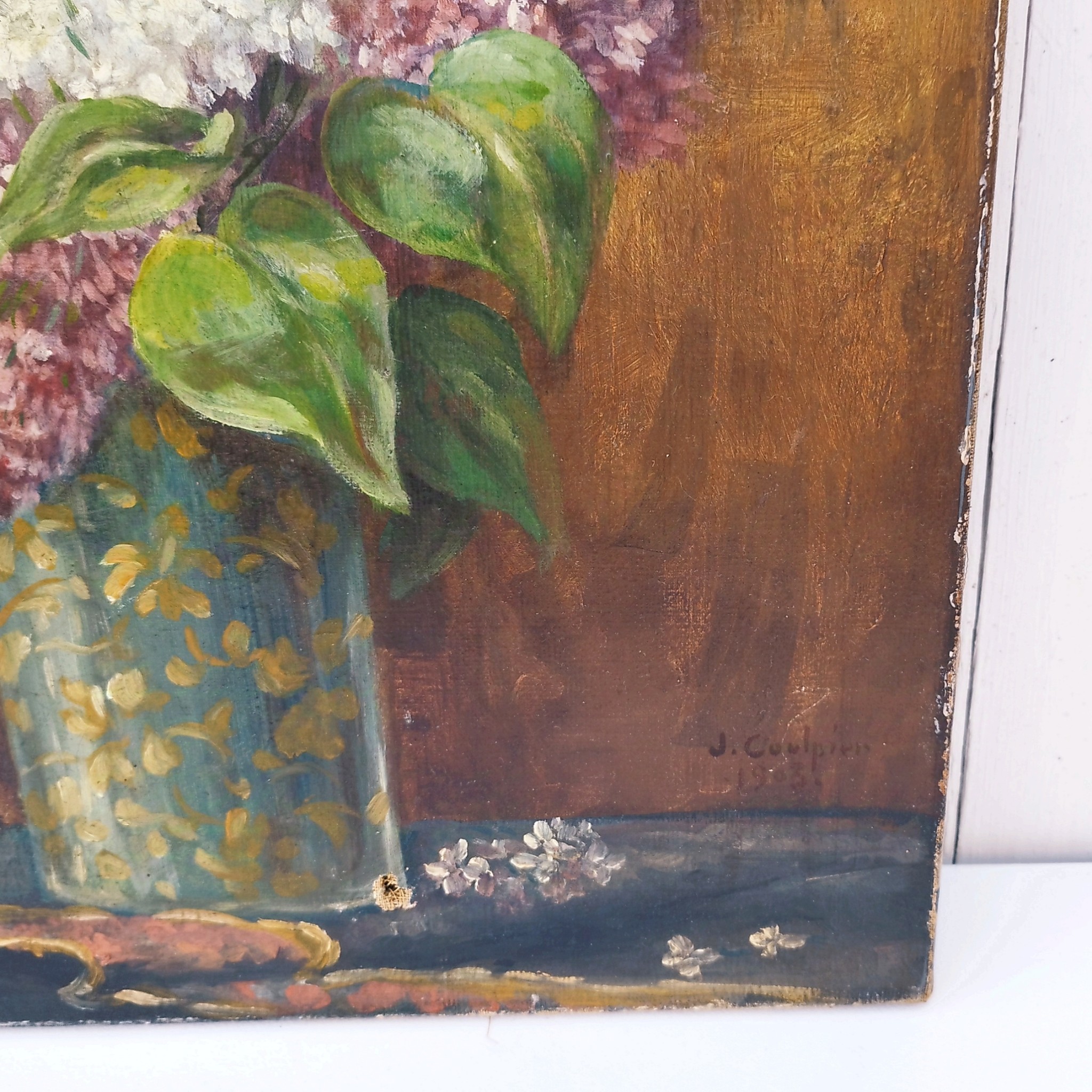 Huile sur toile représentant un bouquet de lilas bi-colore dans un vase en verre bleu. Signature Joseph Coulpier. Daté de 1903. Une petit nettoyage à prévoir. Un petit trou dans la toile sur le bas droit du vase. Etat d'usage Dimensions : 46 x 38 cm