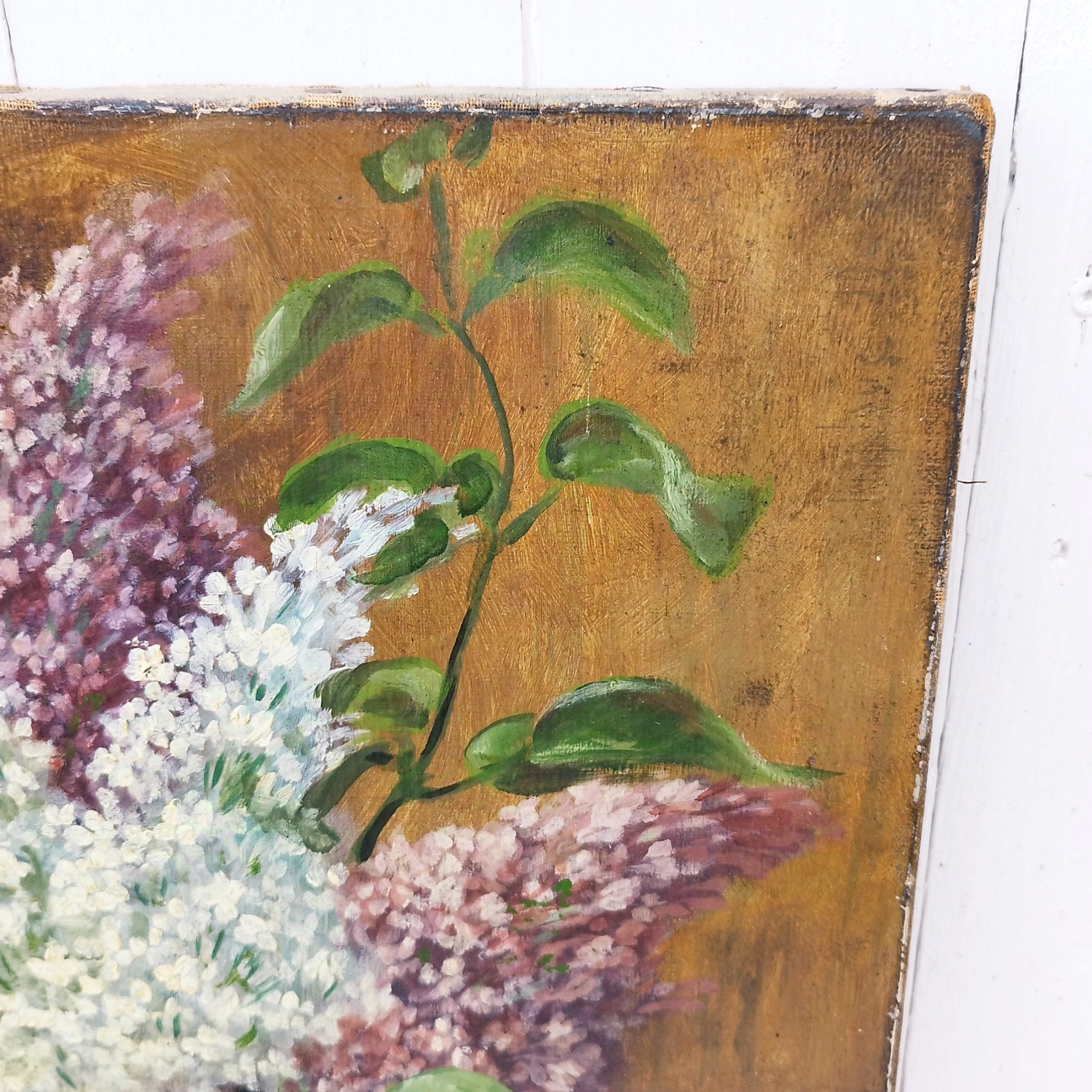 Huile sur toile représentant un bouquet de lilas bi-colore dans un vase en verre bleu. Signature Joseph Coulpier. Daté de 1903. Une petit nettoyage à prévoir. Un petit trou dans la toile sur le bas droit du vase. Etat d'usage Dimensions : 46 x 38 cm