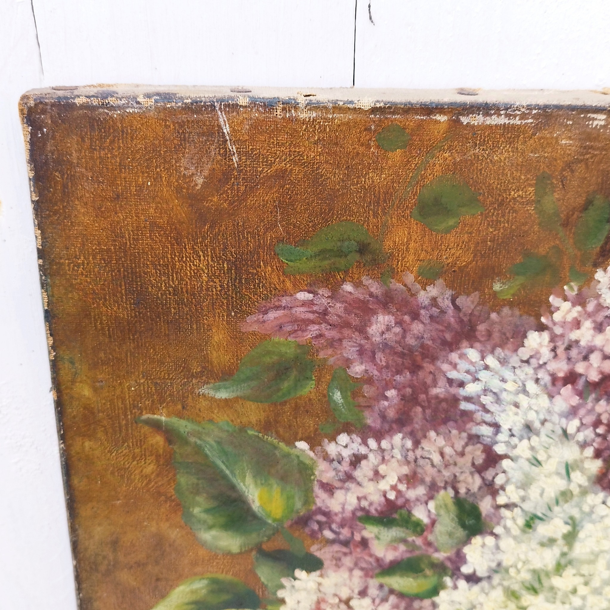 Huile sur toile représentant un bouquet de lilas bi-colore dans un vase en verre bleu. Signature Joseph Coulpier. Daté de 1903. Une petit nettoyage à prévoir. Un petit trou dans la toile sur le bas droit du vase. Etat d'usage Dimensions : 46 x 38 cm