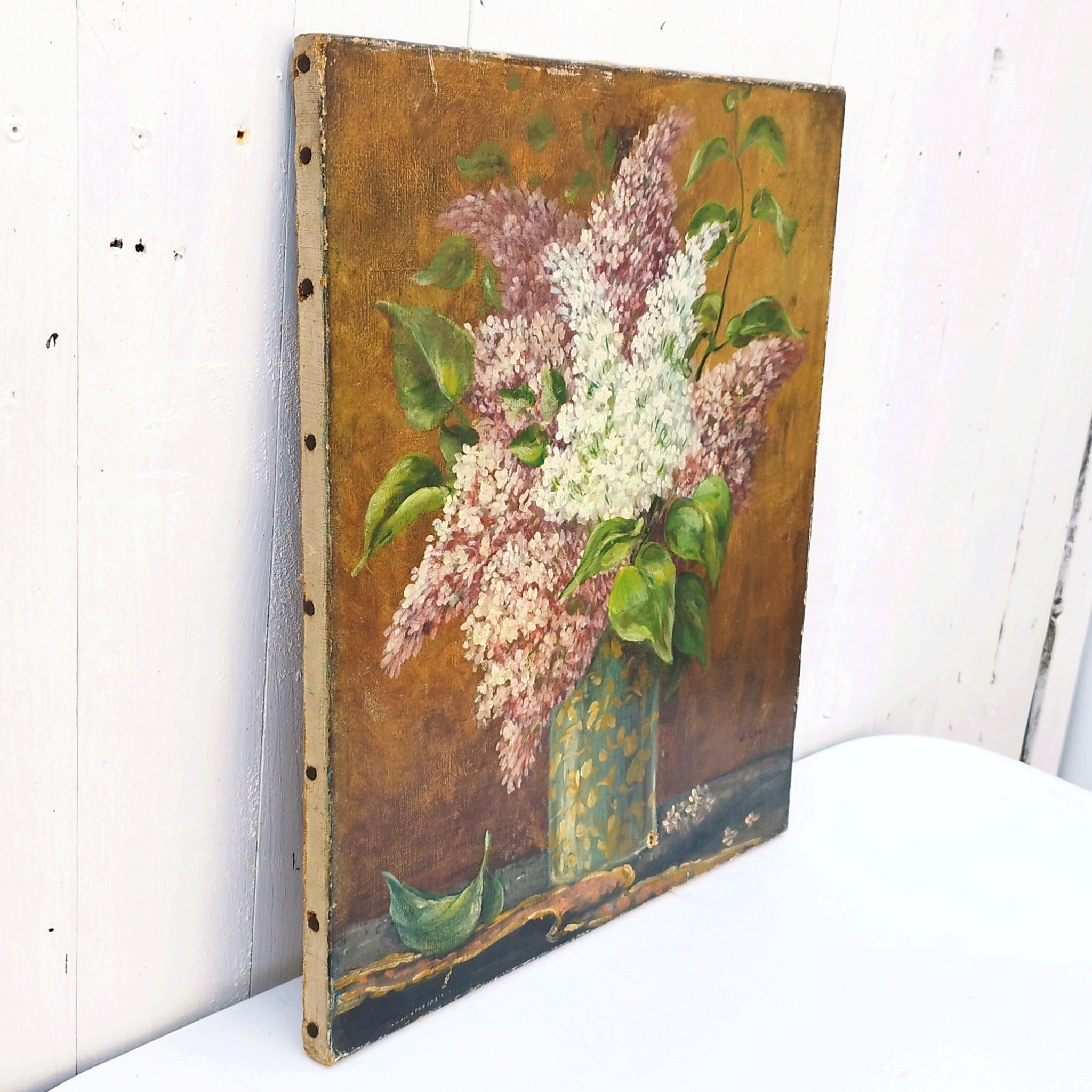 Huile sur toile représentant un bouquet de lilas bi-colore dans un vase en verre bleu. Signature Joseph Coulpier. Daté de 1903. Une petit nettoyage à prévoir. Un petit trou dans la toile sur le bas droit du vase. Etat d'usage Dimensions : 46 x 38 cm