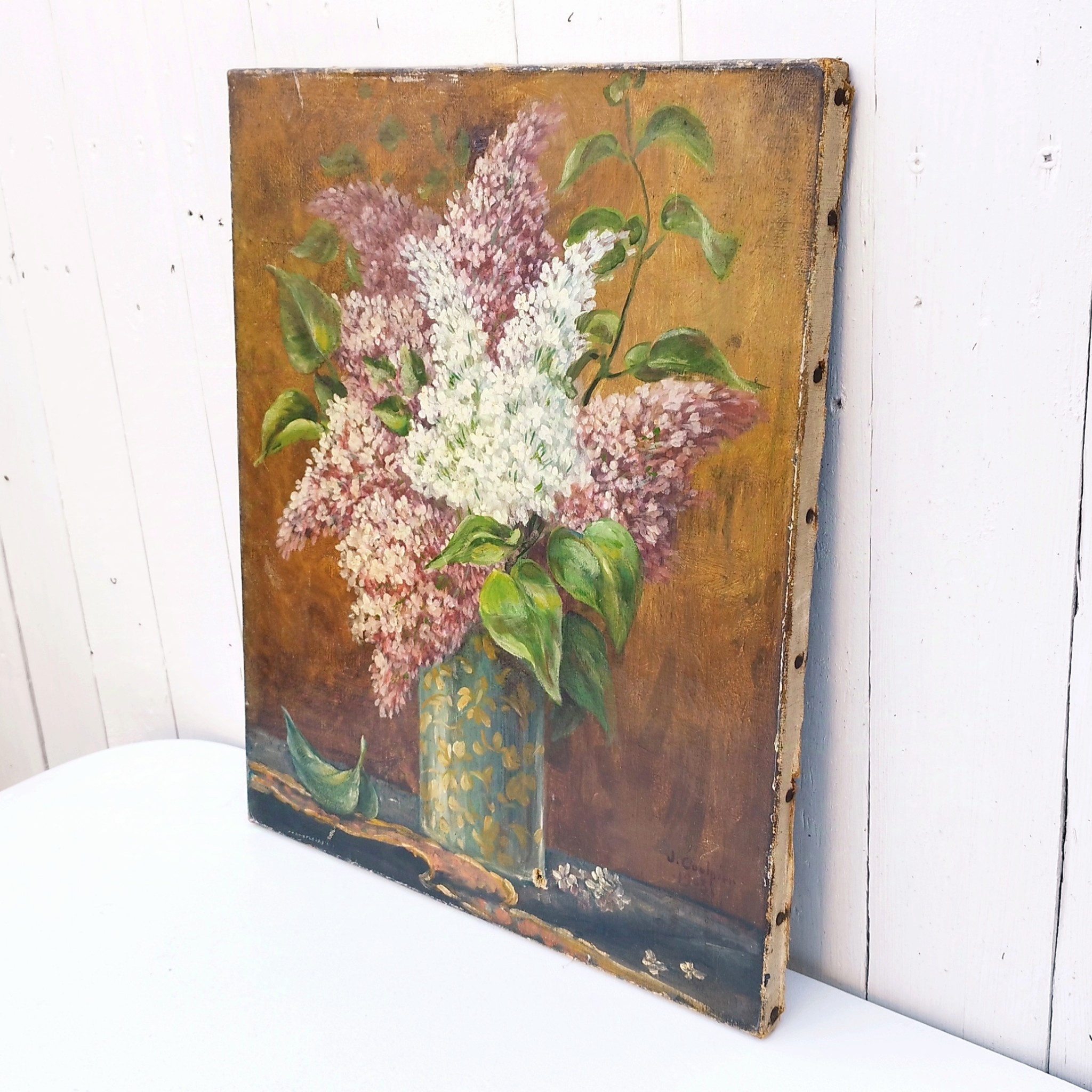 Huile sur toile représentant un bouquet de lilas bi-colore dans un vase en verre bleu. Signature Joseph Coulpier. Daté de 1903. Une petit nettoyage à prévoir. Un petit trou dans la toile sur le bas droit du vase. Etat d'usage Dimensions : 46 x 38 cm