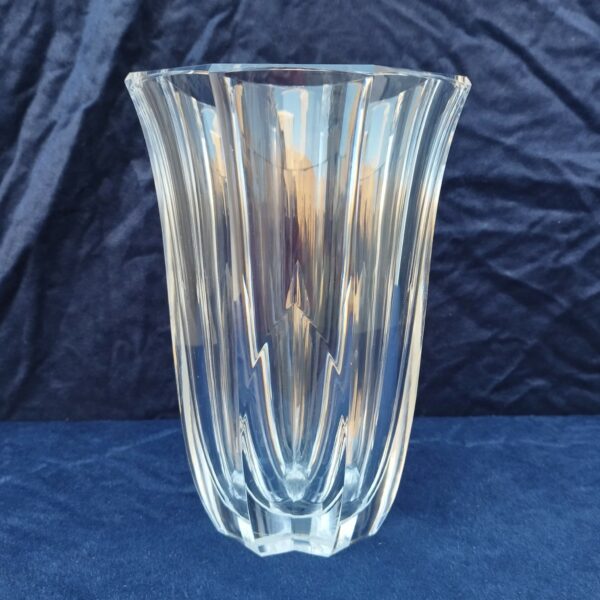 Grand vase à large pans taillés en cristal de baccarat, signature au tampon sur le dessous. Petites rayures d'usage sans gravité. Très bon état Hauteur : 24 cm Diamètre : 18 cm