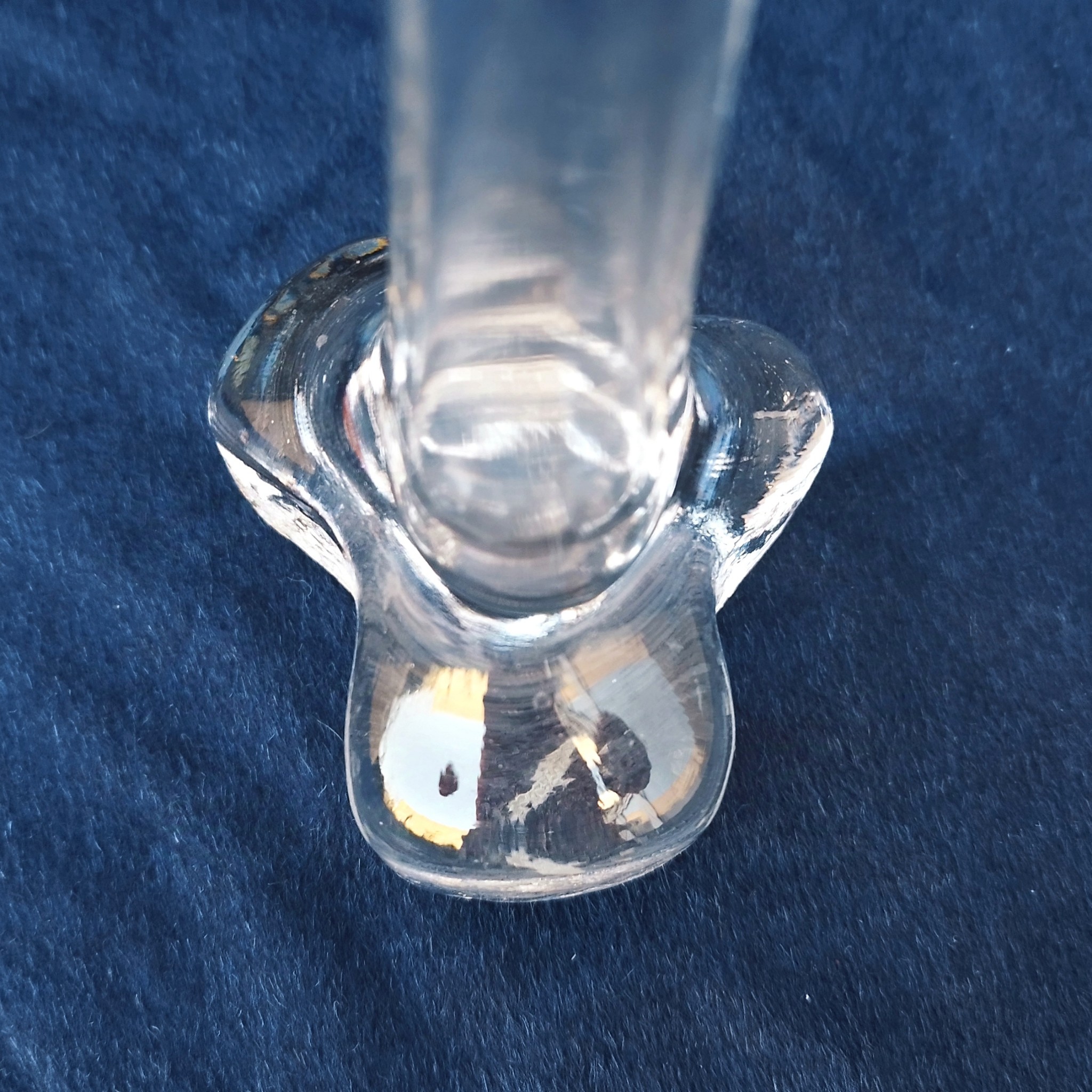 Soliflore en verre avec un fond épais faisant penser au travail de scandinavie. Très design et sera d'un plus bel effet sur votre table. Petites rayures d'usage. Très bon état Hauteur : 31 cm