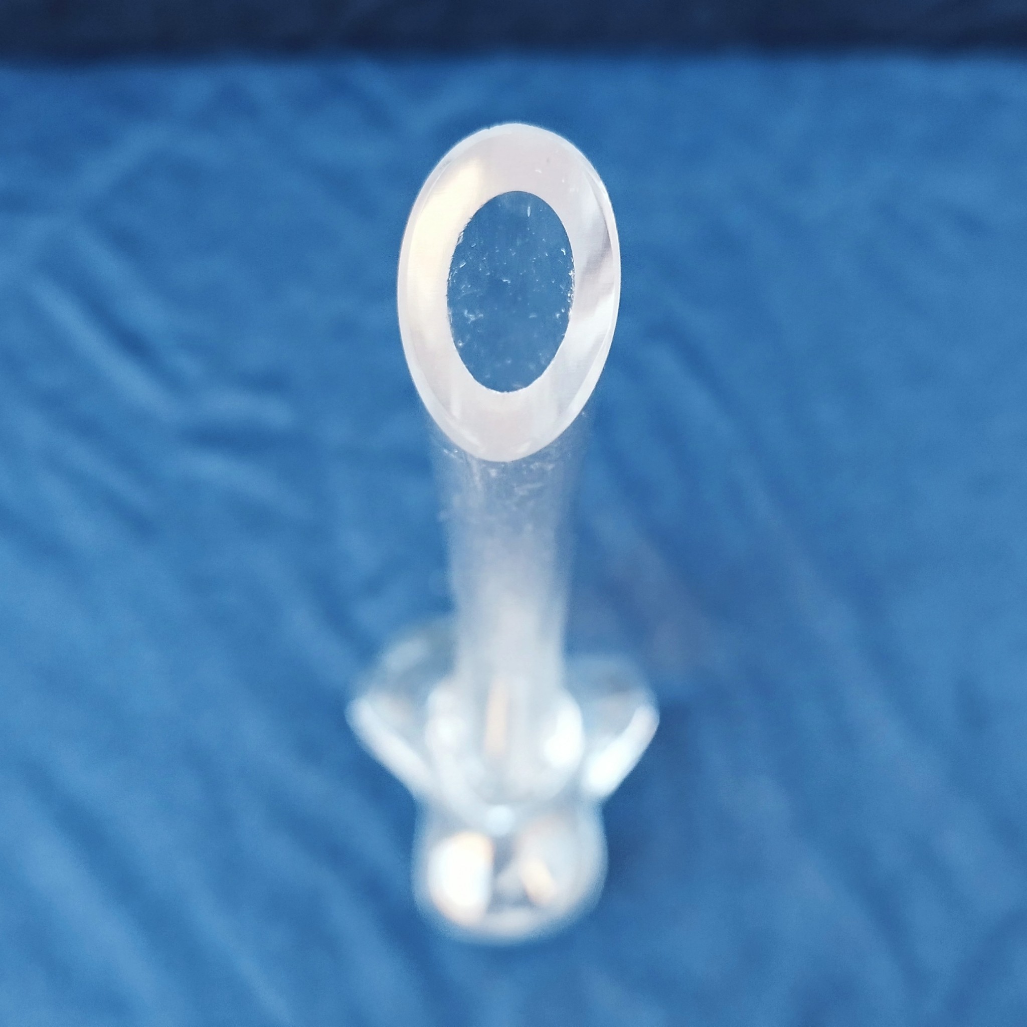 Soliflore en verre avec un fond épais faisant penser au travail de scandinavie. Très design et sera d'un plus bel effet sur votre table. Petites rayures d'usage. Très bon état Hauteur : 31 cm