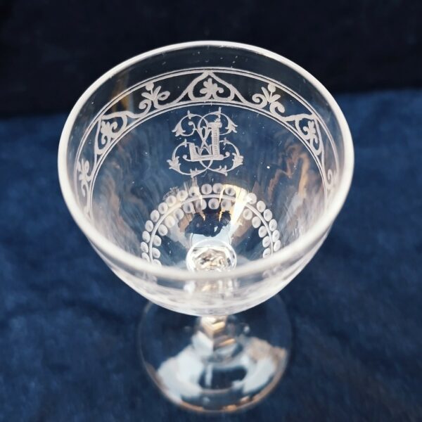 Dix verres à apéritif, porto en cristal de baccarat a frise ciselée de coeurs , monogramme " L" sur le devant des verres. Verres datant du début 19ème siècle. Excellent état. Hauteur : 9 cm Diamètre : 4 cm