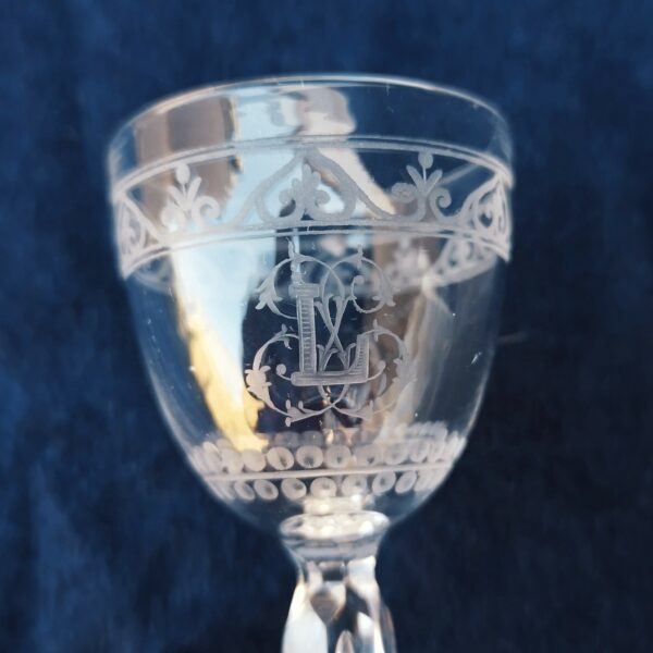 Dix verres à apéritif, porto en cristal de baccarat a frise ciselée de coeurs , monogramme " L" sur le devant des verres. Verres datant du début 19ème siècle. Excellent état. Hauteur : 9 cm Diamètre : 4 cm